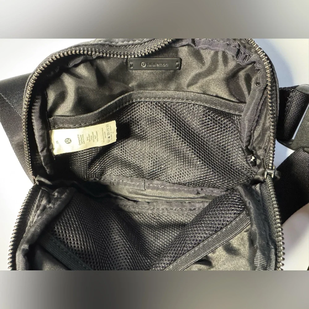Lululemon Everywhere Belt Bag 1L Unisex used-good condition - Picture 6 of 6